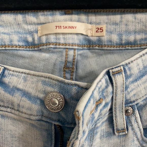 Levis jeans. Light wash 711 skinny. - Picture 2 of 5